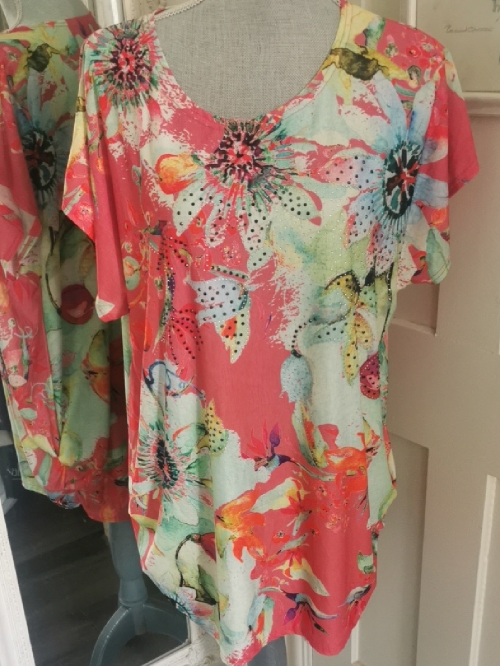 Alina's Exclusives Floral  Artsy Sequined  Careerwear Top. Size 2X